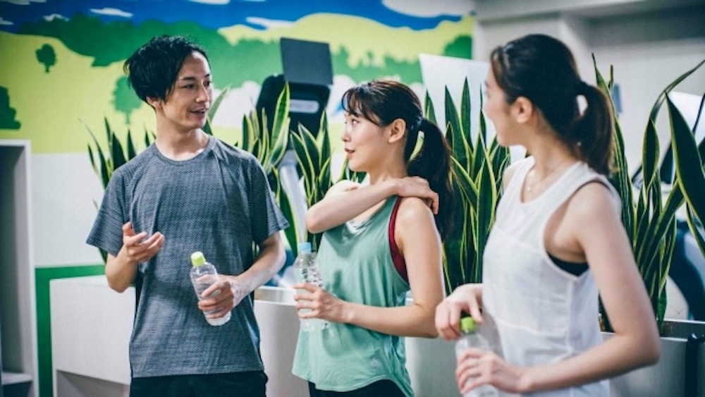 スポーツジムでコミュニケーション　トレーナー