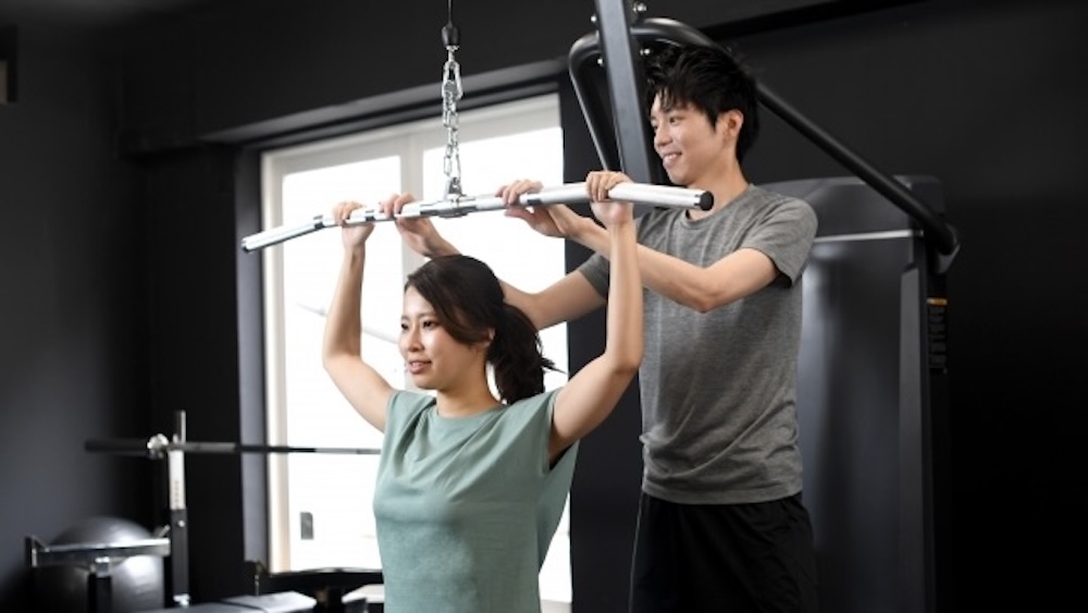 パーソナルトレーニング　ラットプルダウンを指導