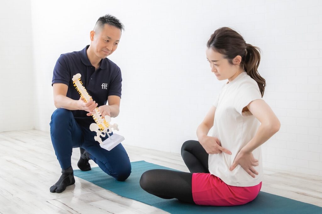 人体模型で説明するパーソナルトレーナー