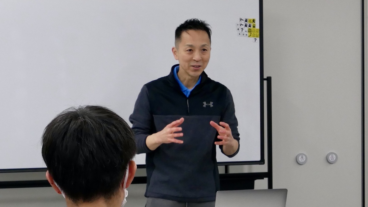 企業講演、疲労回復法を指導するパーソナルトレーナー小林素明